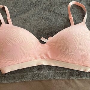 Victoria's Secret t-shirt lightly lined wireless bra